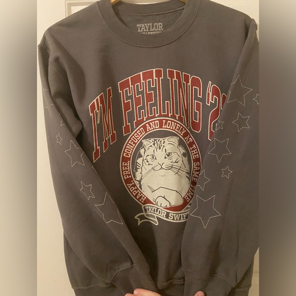 Taylor Swift I’m Feeling 22 Gray Crewneck Size Small